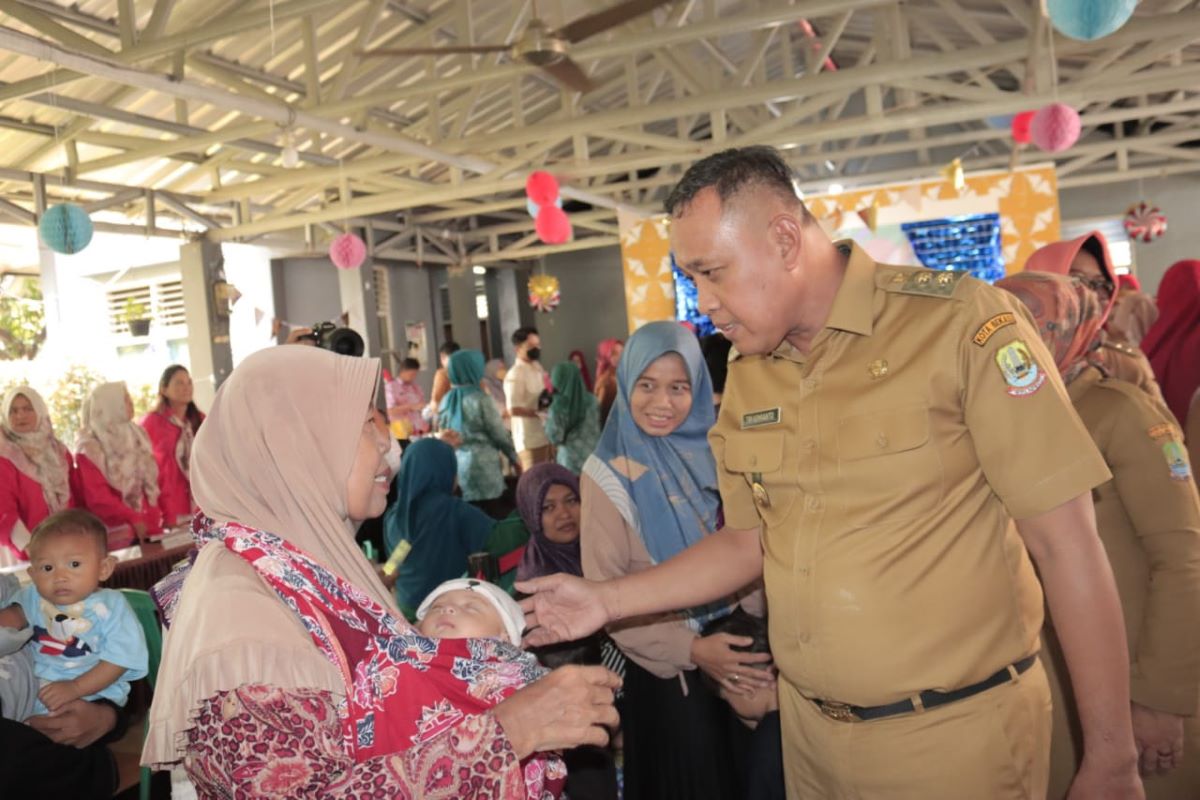 Bakal Calon Wali Kota Bekasi Tri Adhianto berbincang dengan warga.