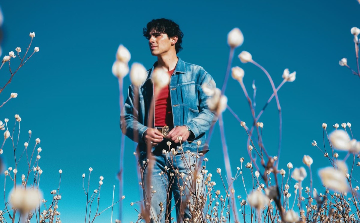 Joe Jonas, anggota Jonas Brothers, mengumumkan album solo terbarunya, Music for People Who Believe in Love, akan dirilis pada 18 Oktober. 