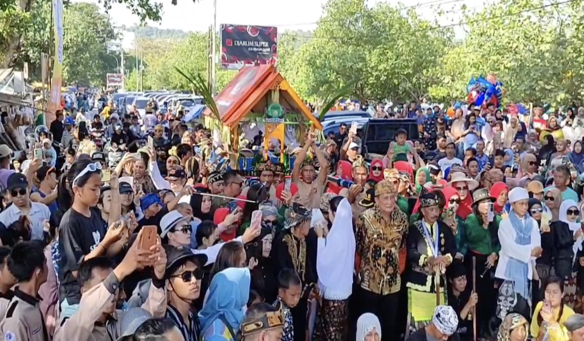Larung saji di pesisir Pantai Pangandaran