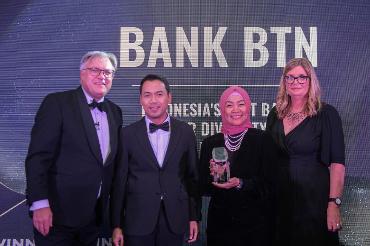 BTN menerima penghargaan Indonesia Best Bank For Diversity and Inclusion dalam Ajang Euromoney Awards For Exellence 2024 di London, Inggris.