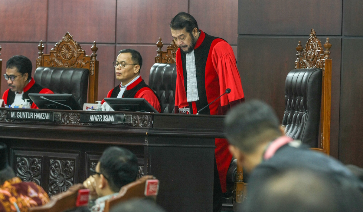 Hakim Anwar Usman (kanan) kembali ke meja majelis sesuai istirahat saat memimpin sidang pengucapan putusan perkara PHPU Pileg 2024