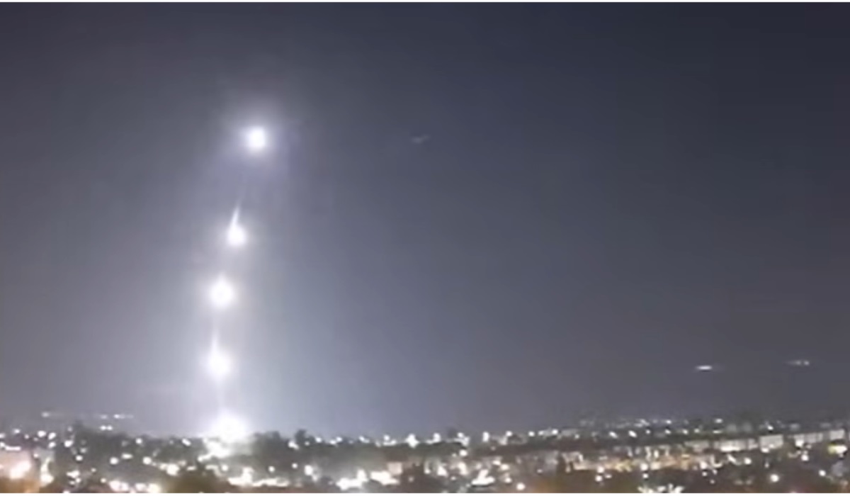 Hizbullah menembakkan roket ke Israel pada Selasa (16/7) sebagai pembalasan atas tewasnya lima orang termasuk tiga anak di Libanon selatan.