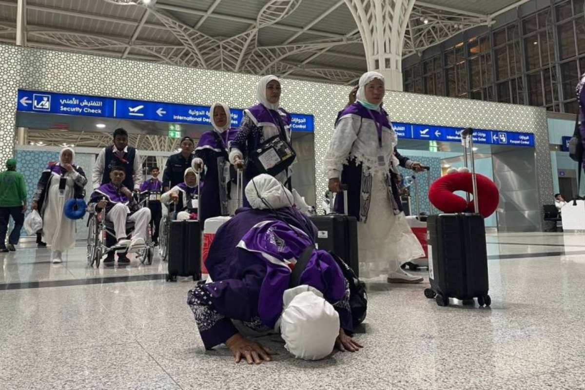 Sujud syukur jemaah haji tiba di Indonesia