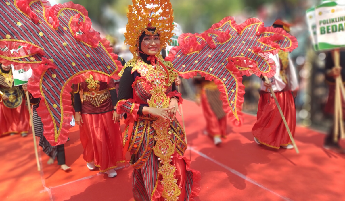 Penampilan peserta karnaval lurik (Klaten Lurik Carnival) 