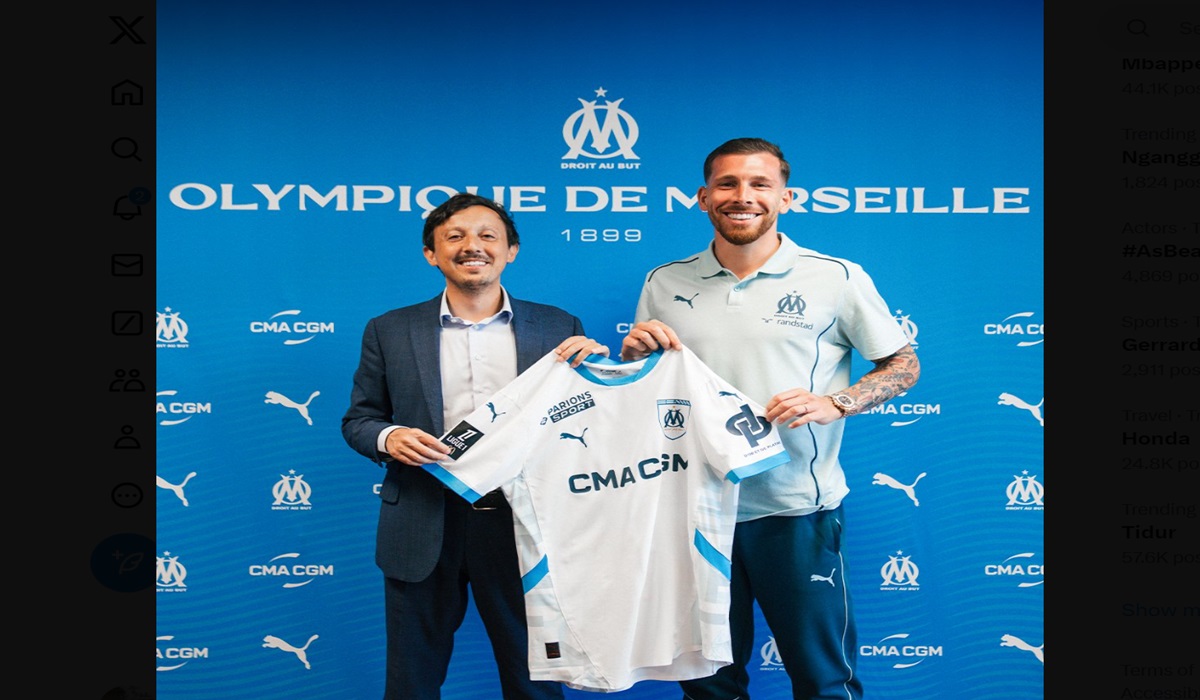 Pierre-Emile Hojbjerg (kanan) usai menandatangani kontrak dengan Marseille