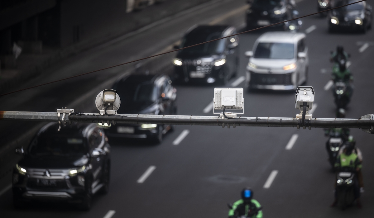 Kendaraan melintasi kamera tilang elektronik (ETLE) di Jalan HR Rasuna Said, Jakarta 