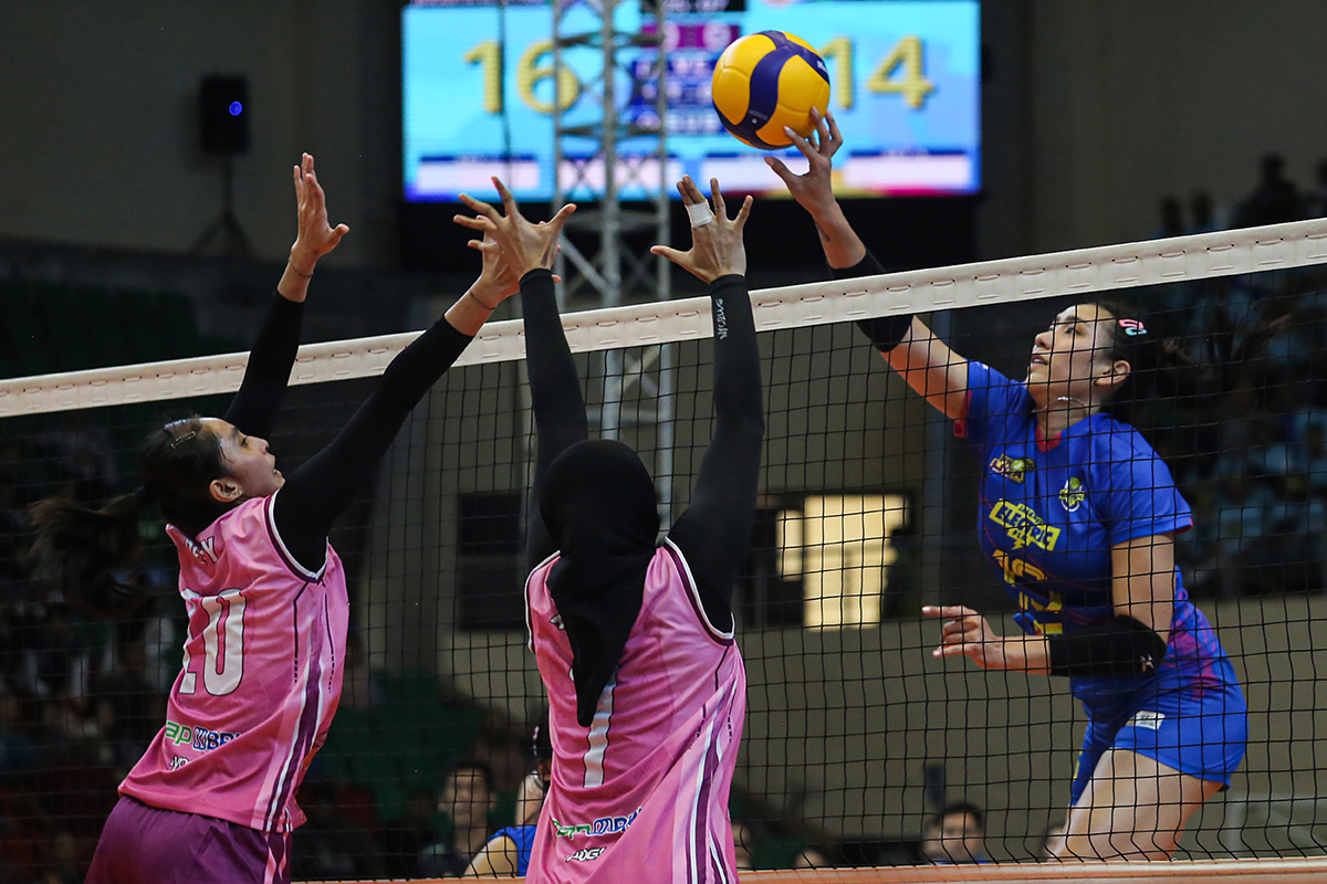 Pevoli putri Jakarta Electric PLN Yolla Yuliana (kanan) melakukan smes ke arah pevoli Jakarta Popsivo Polwan.