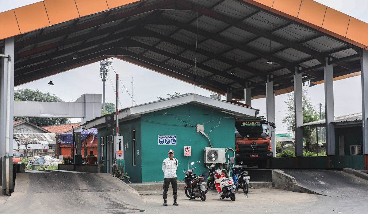Tempat penimbangan truk pengangkut sampah di TPST Dinas Lingkungan Hidup DKI Jakarta, Bantar Gebang, Bekasi