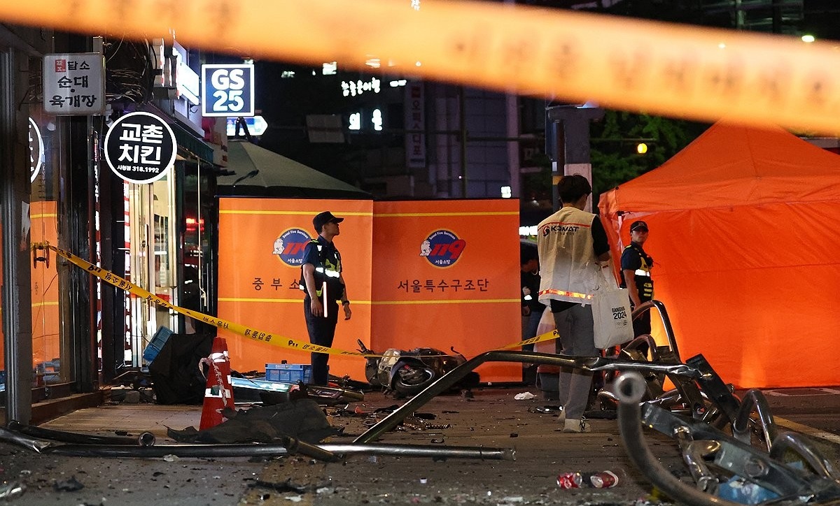 Pada Senin malam, sebuah sedan yang dikemudikan pria berusia 68 tahun menabrak pejalan kaki di pusat kota Seoul