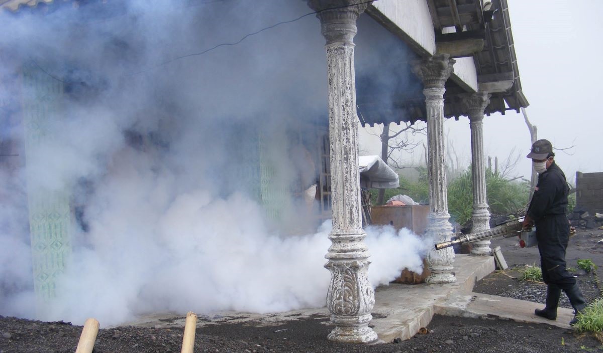 Petugas melakukan fogging nyamuk di Klaten.