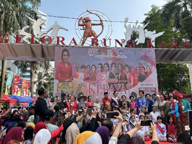 Acara Parade Kebaya Nusantara di kawasan Sudirman, Jakarta, Minggu (21/7).