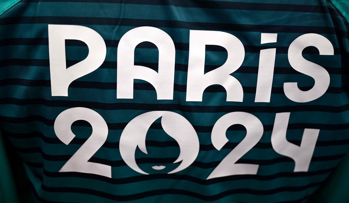 Logo Olimpiade Paris 2024 terlihat di pakaian yang akan dikenakan relawan di pesta olahraga tersebut