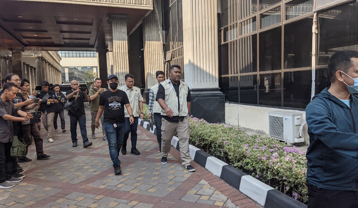 Penyidik KPK di Kantor Wali Kota Semarang