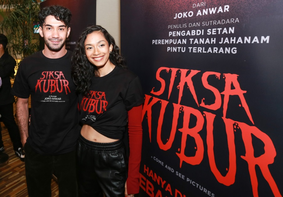 Dua pemeran utama Siksa Kubur, Reza Rahadian dan Faradina Mufti usai konferensi pers di Jakarta, 28 Februari 2024.