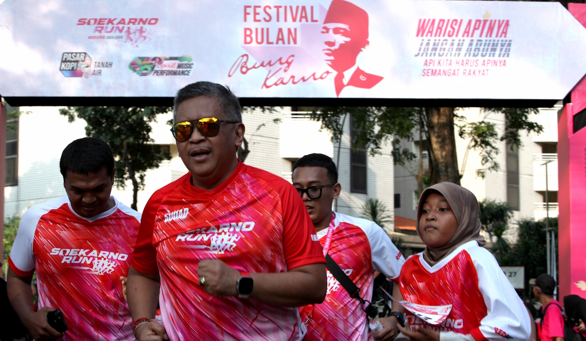 Sekjen PDI Perjuangan Hasto Kristiyanto (tengah) berlari menuju garis finis pada event Soekarno Run 