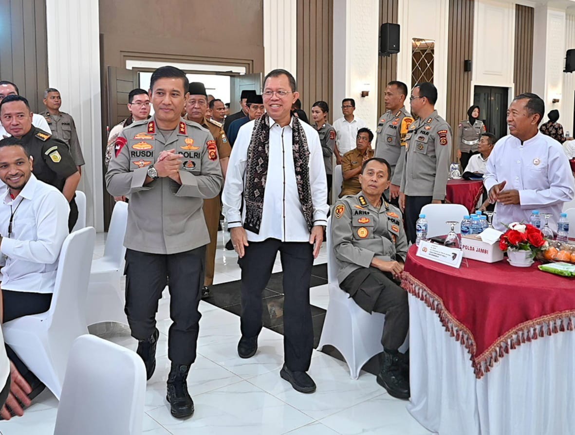 Kapolda Jambi Irjen Rusdi Hartono mendampingi Ketua Tim Visitasi Kompolnas Albertus W memasuki Aula Gedung Siginjai Sakti Wira Bakti.