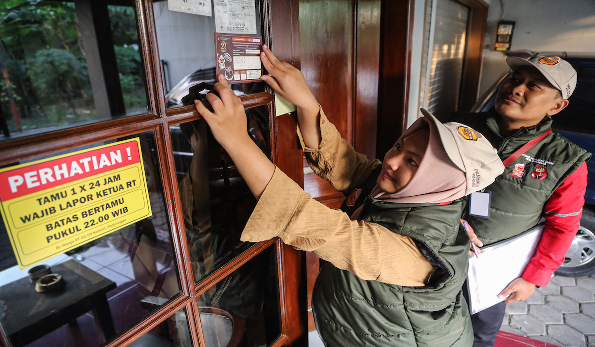 Petugas Coklit melakukan penempelan data pemilih