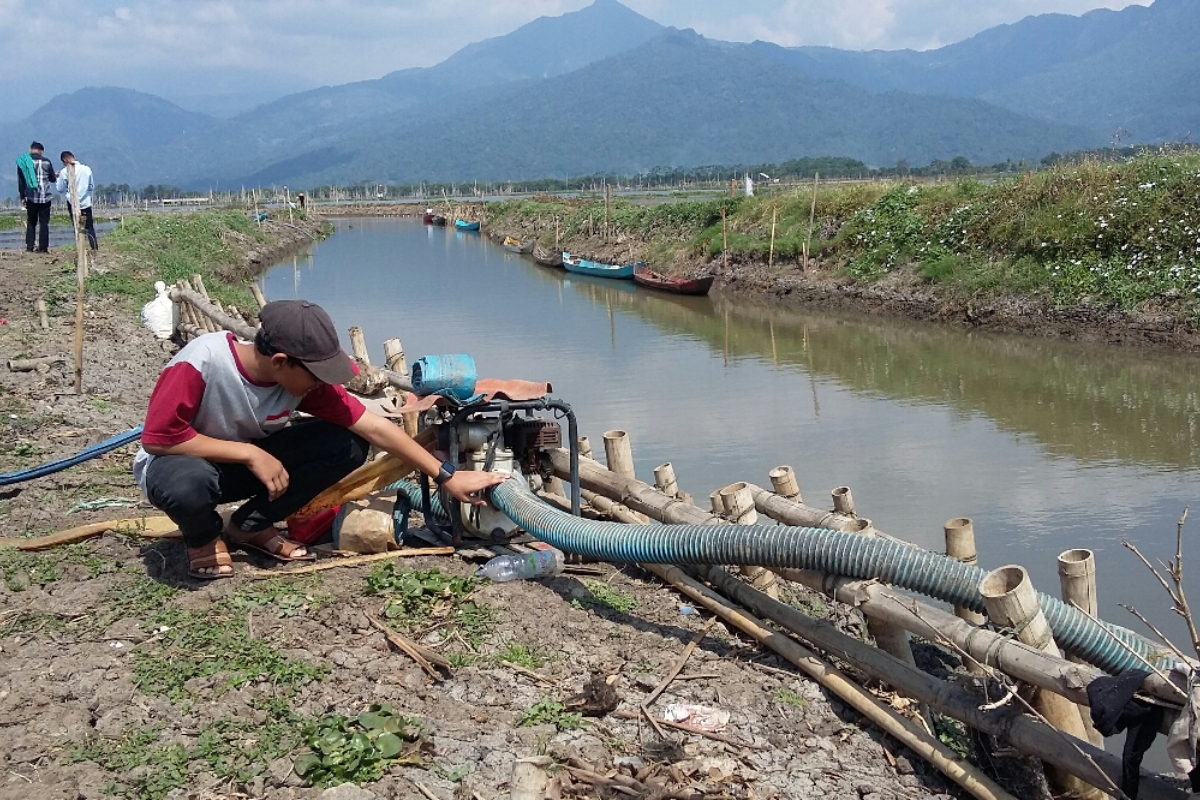 Petani di Desa Benjalen, Kecamatan Ambarawa, Kabupaten Semarang, Jawa Tengah kakukan penyedotan air sungai untuk mengairi sawah di musim kem