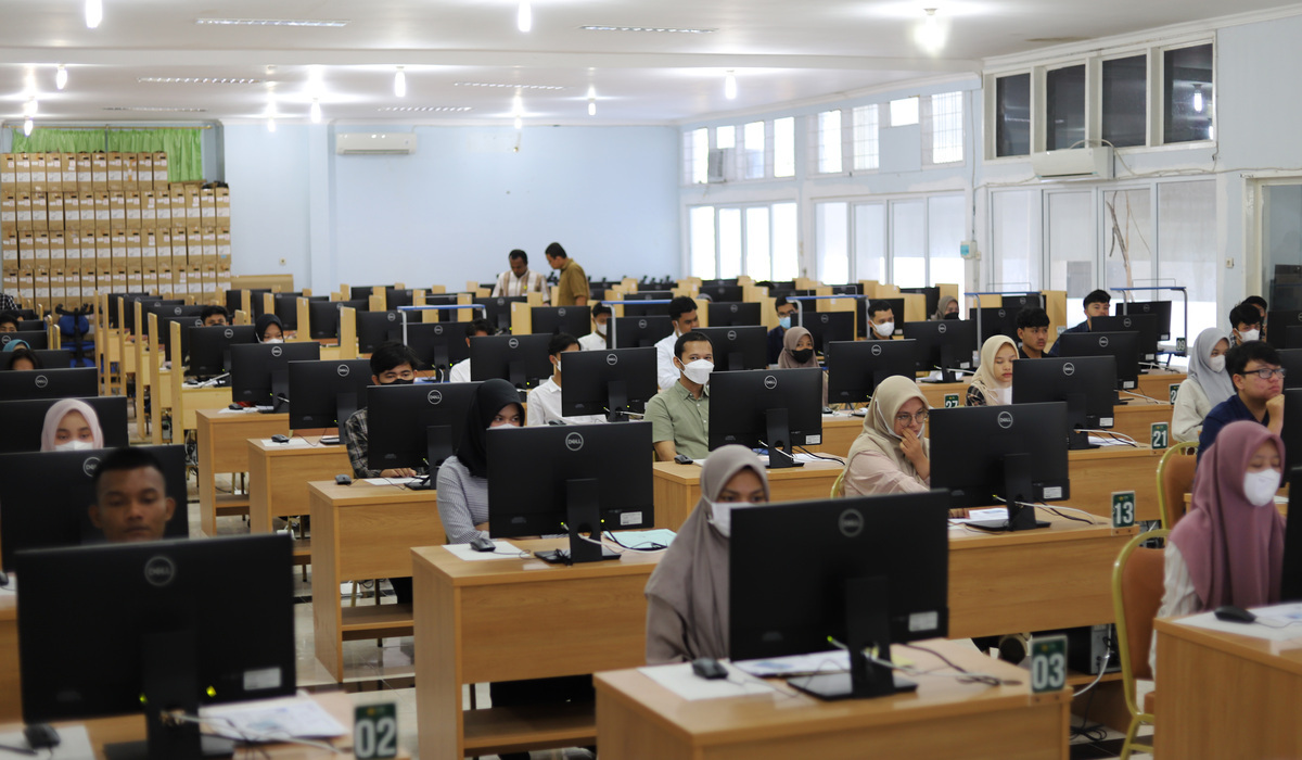 Calon mahasiswa mengikuti ujian jalur mandiri di Universitas Syiah Kuala, Aceh.
