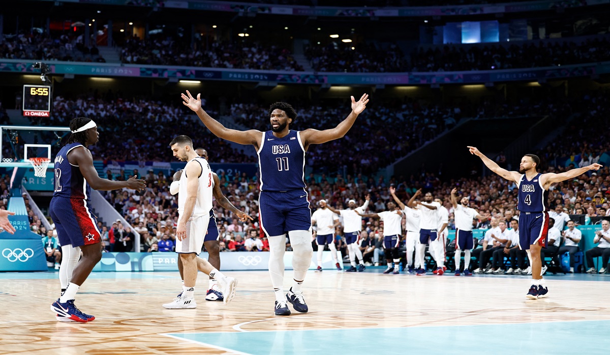 Pebasket timnas AS Joel Embiid (tengah) di laga Olimpiade Paris 2024 melawan timnas Serbia.