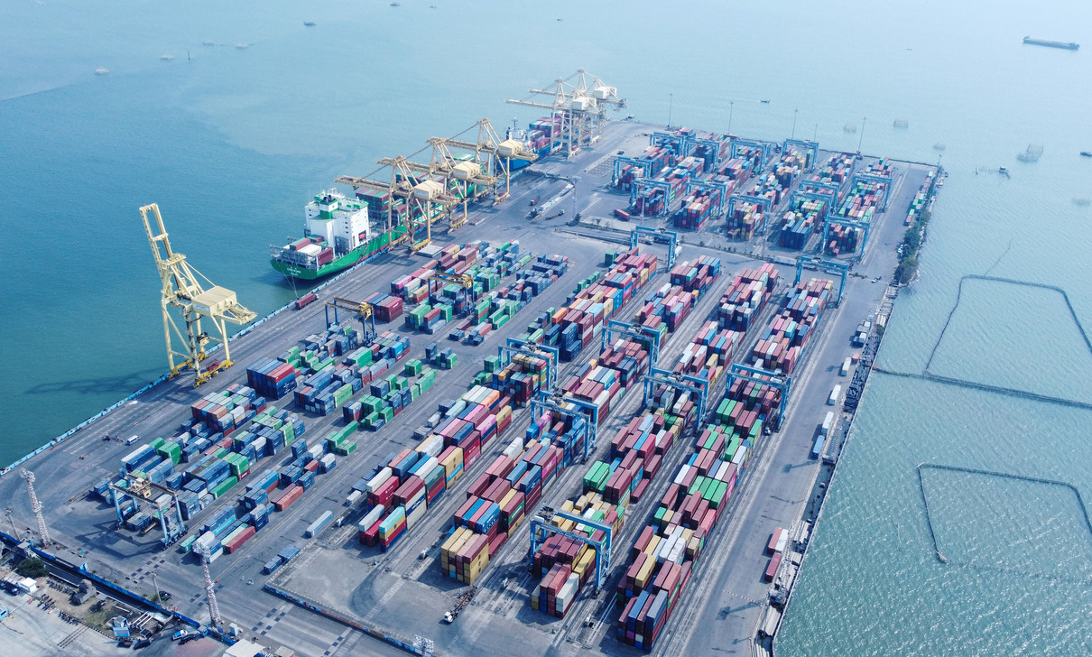 Aktivitas bongkar muat peti kemas ekspor dan impor di Terminal Peti Kemas (TPK) Pelabuhan Tanjung Emas.