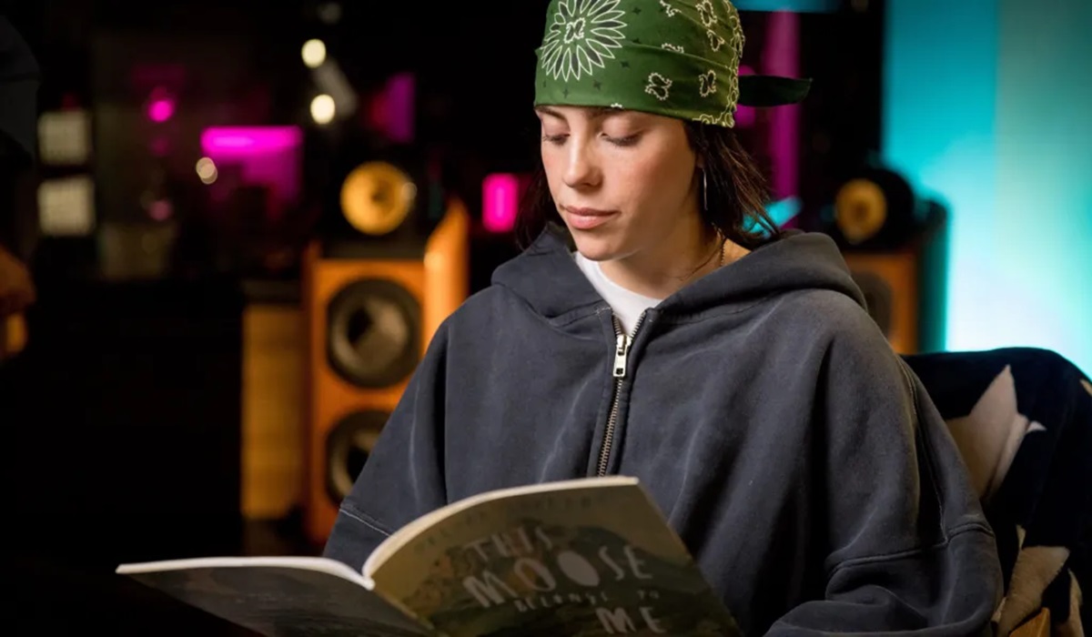 Penyanyi Billie Eilish saat membacakan buku di program CBeebies