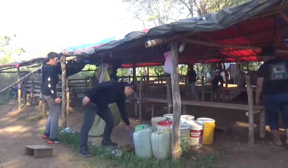 Polda Sulsel saat melakukan penggerebekan arena judi sabung ayam.