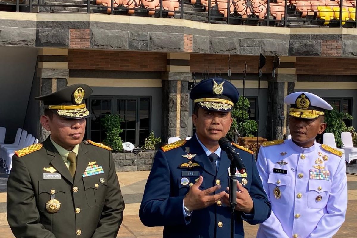 Pelantikan 350 Perwira Prajurit Karier TNI di Cilangkap, Jakarta Timur.