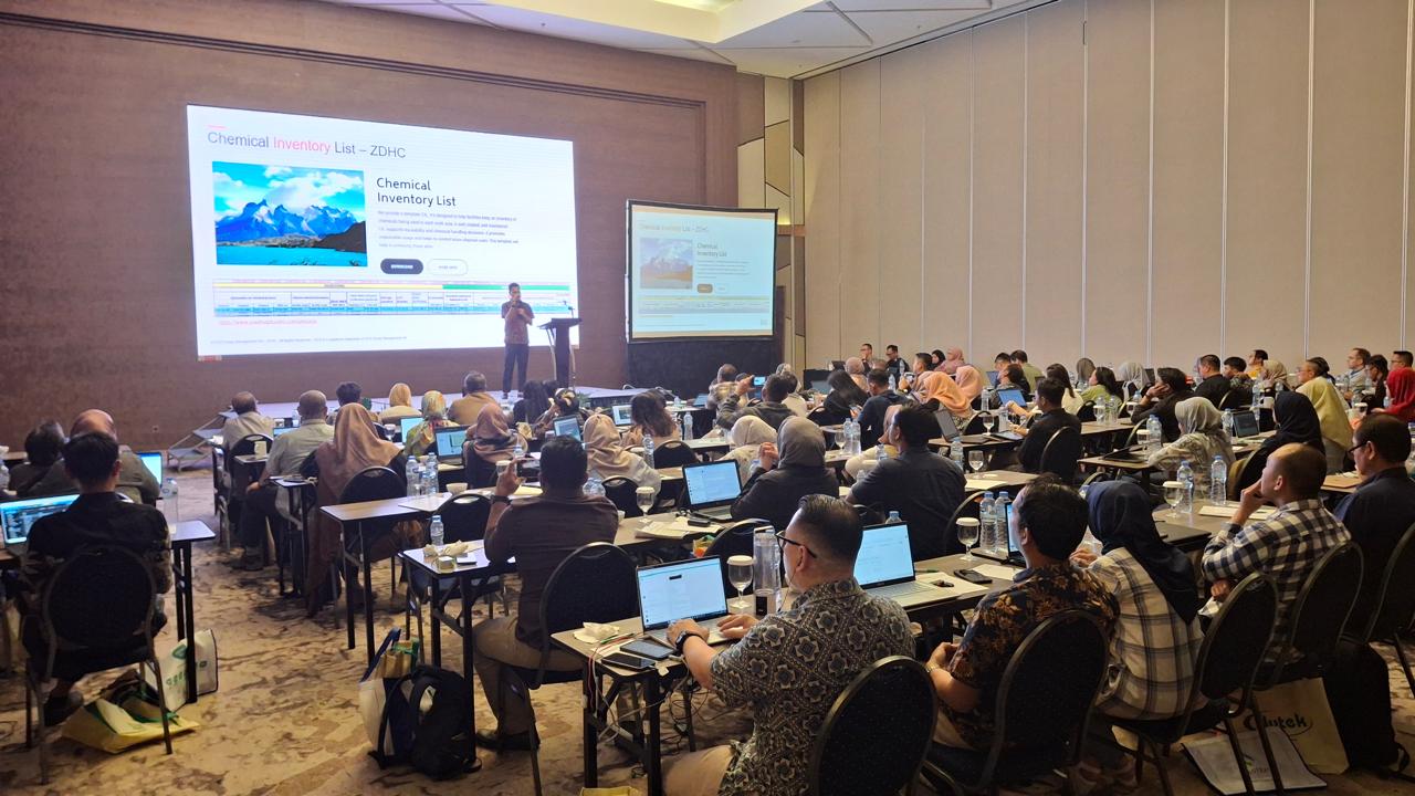 Sejumlah industriawan tekstil menghadiri seminar Zero Discharge of Hazardous Chemicals di Bandung