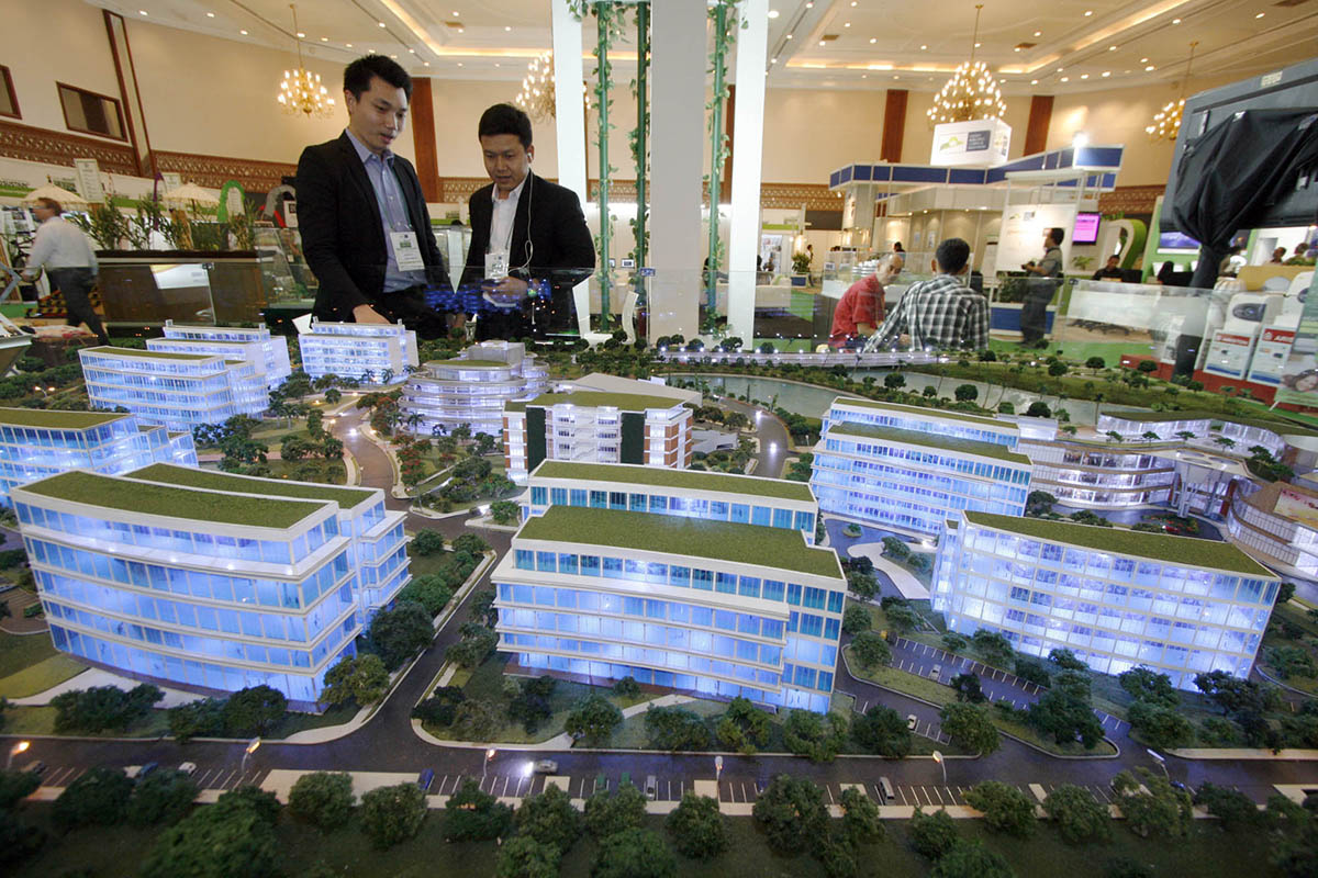 Pengunjung mengamati produk-produk yang dipamerkan di salah satu stand Green Building 2012 Conference and Expo.