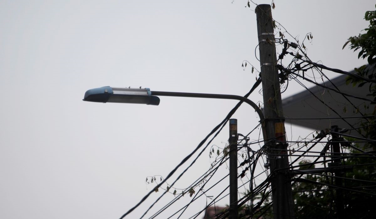 Sejumlah lampu penerangan jalan yang terpasang di kawasan Jalan Jambore, Harjamukti, Depok, Jawa Barat, Kamis (25/5/2023).