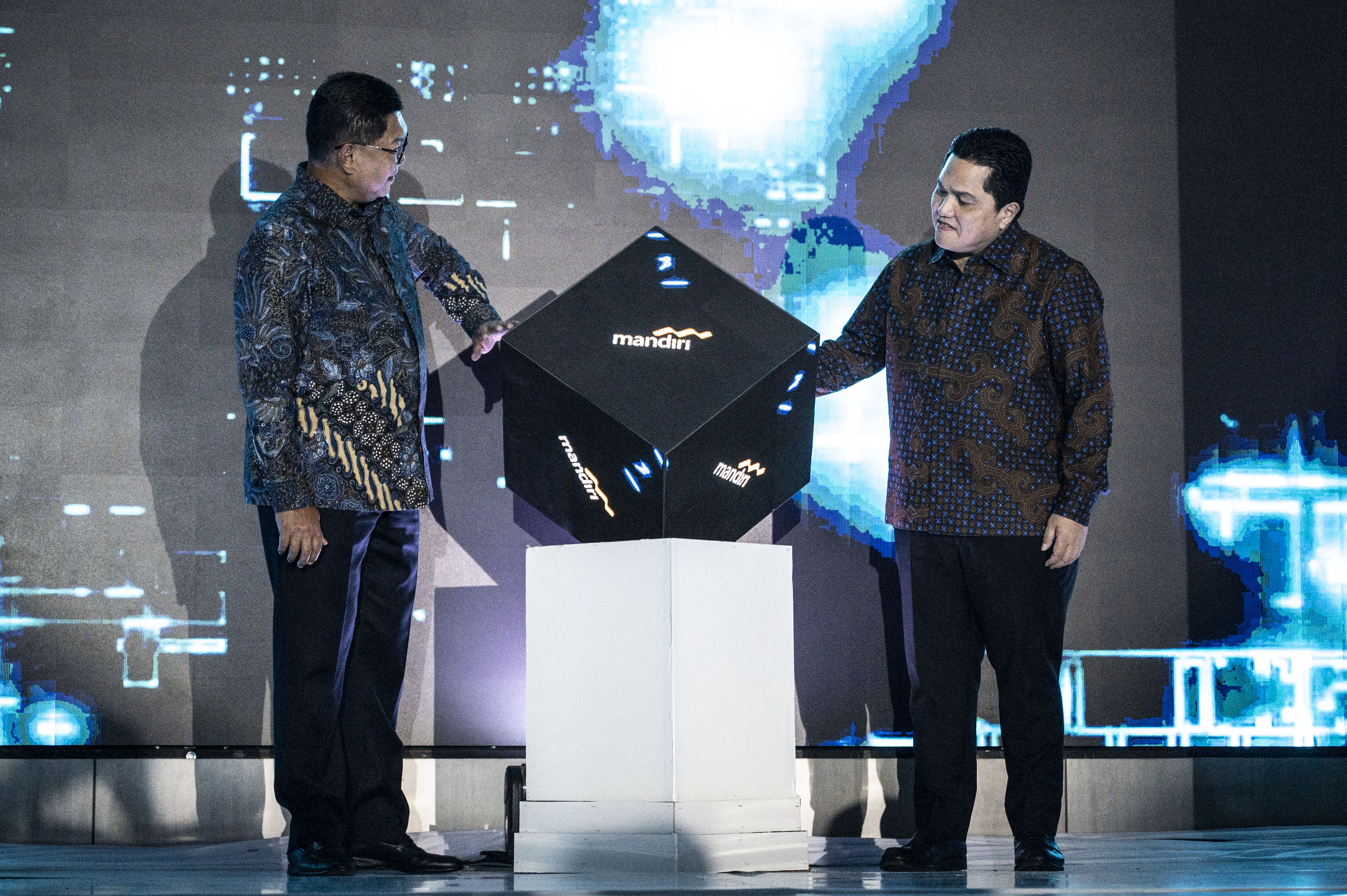 Menteri BUMN Erick Thohir (kanan) bersama Dirut Bank Mandiri Darmawan Junaidi meresmikan Gedung Nawasena Mandiri Corporate University