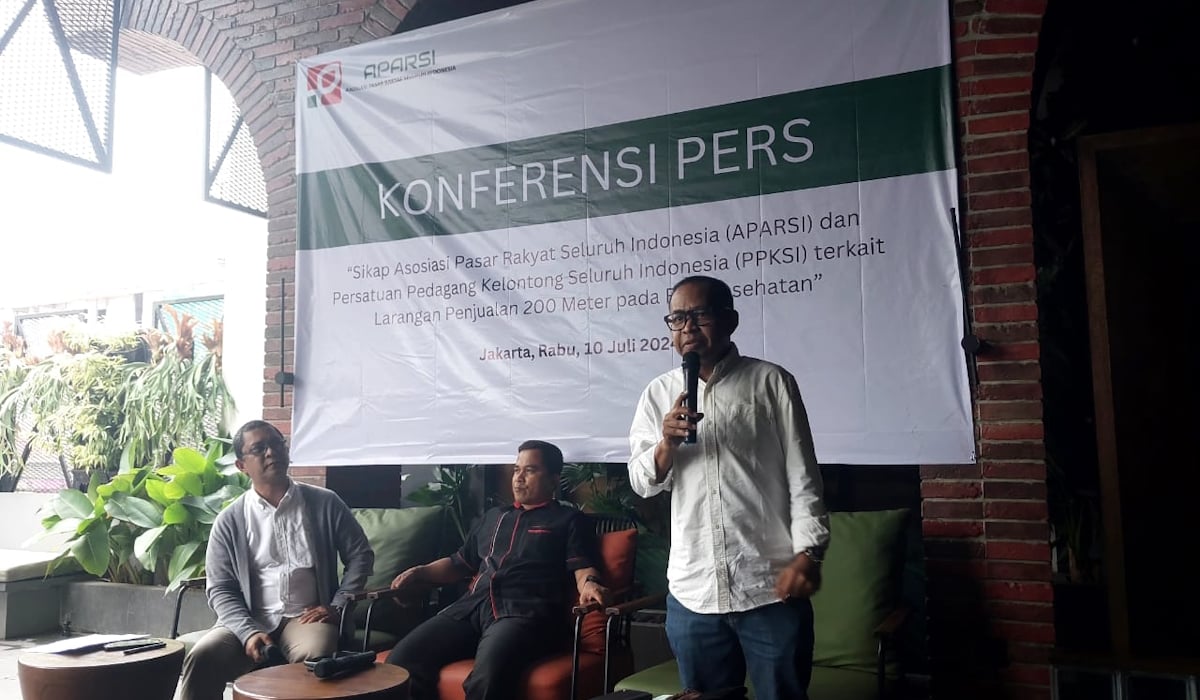 Ketua Umum Asosiasi Pasar Rakyat Seluruh Indonesia (Aparsi) Suhendro (Kanan) dalam konferensi pers di Jakarta, Rabu (10/7).