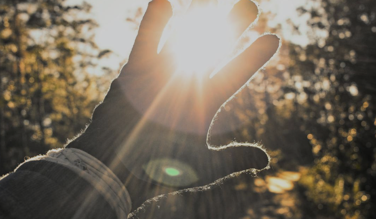 Penyebab mata berair saat lihat matahari