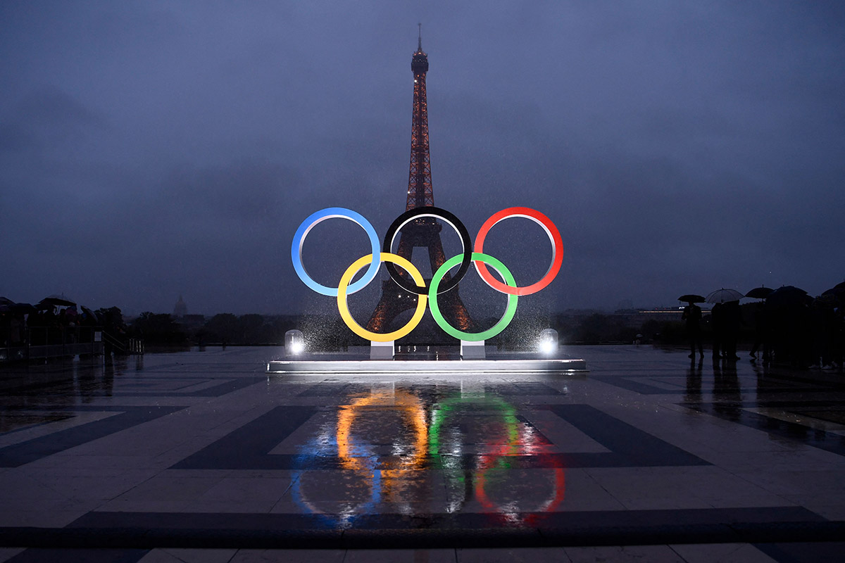 Cincin Olimpiade di dekat Menara Eifel, Paris, Prancis.