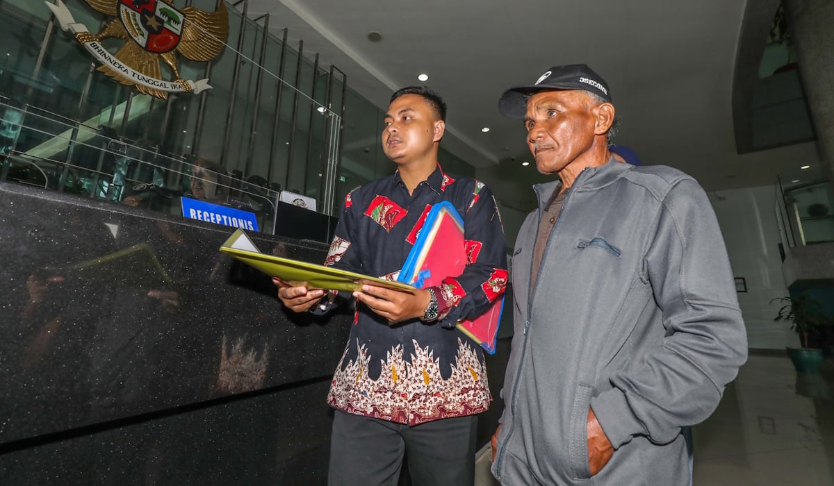 Ayah almarhum Dini Sera Afriyanti (kanan) melaporkan majelis hakim Pengadilan Negeri Surabaya yang membebaskan Gregorius Ronald Tannur