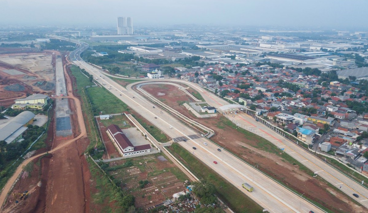 Foto udara sejumlah kendaraan melintas di jalan Tol Cimanggis-Cibitung, Setu, Kabupaten Bekasi, Jawa Barat, Rabu (10/7/2024). 