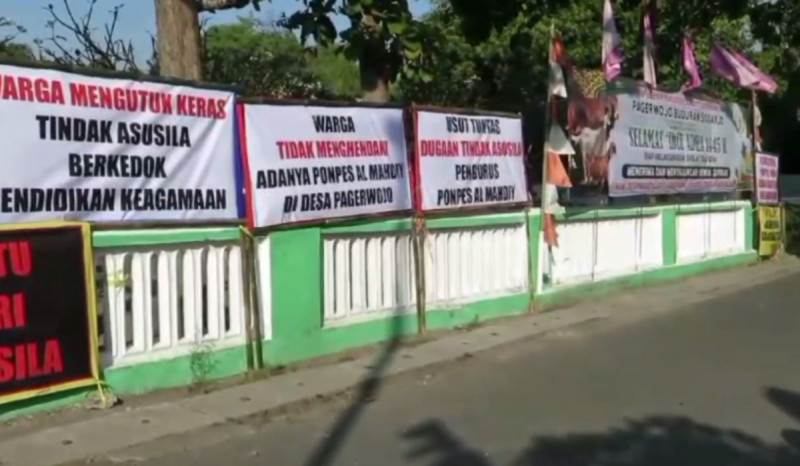 Ilustrasi :Poster protes atas dugaan tindakan asusila di depan Pondok Pesantren di Sidoarjo.
