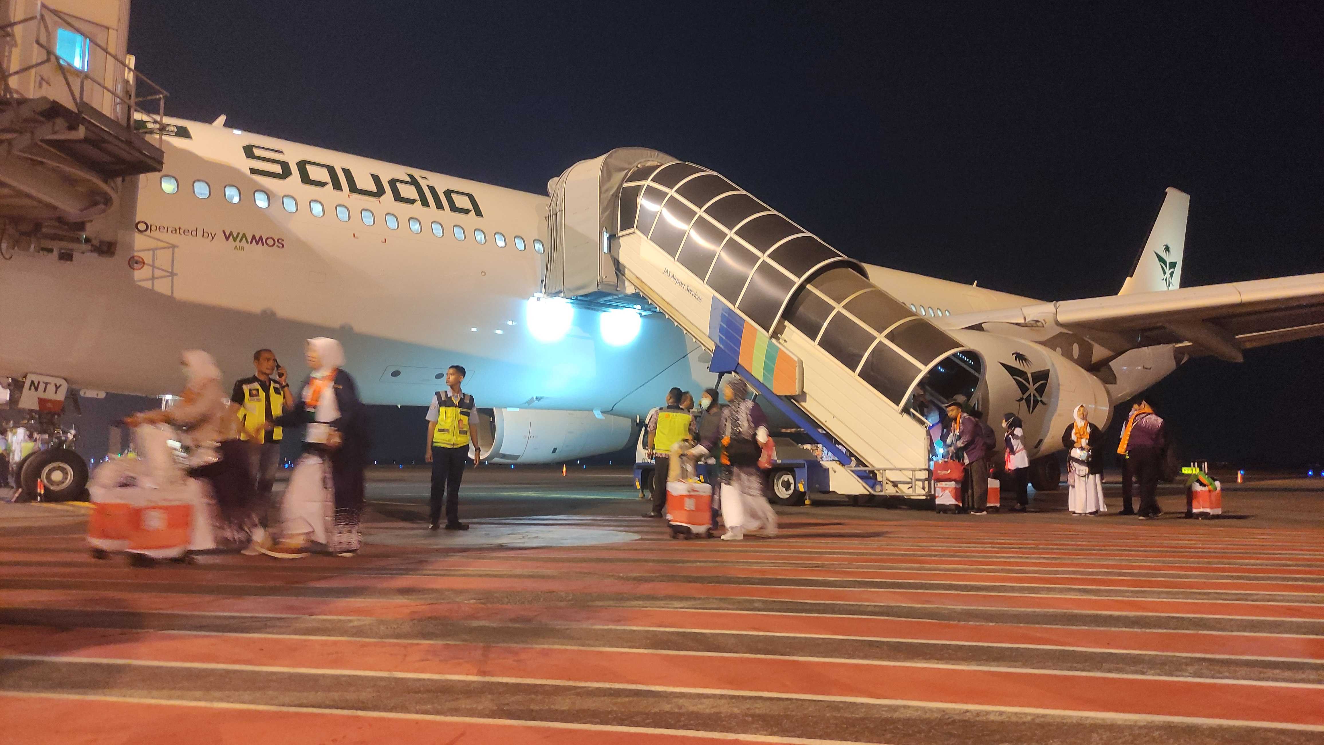 Kedatangan jemaah haji debakarasi Surabaya di Bandara Juanda