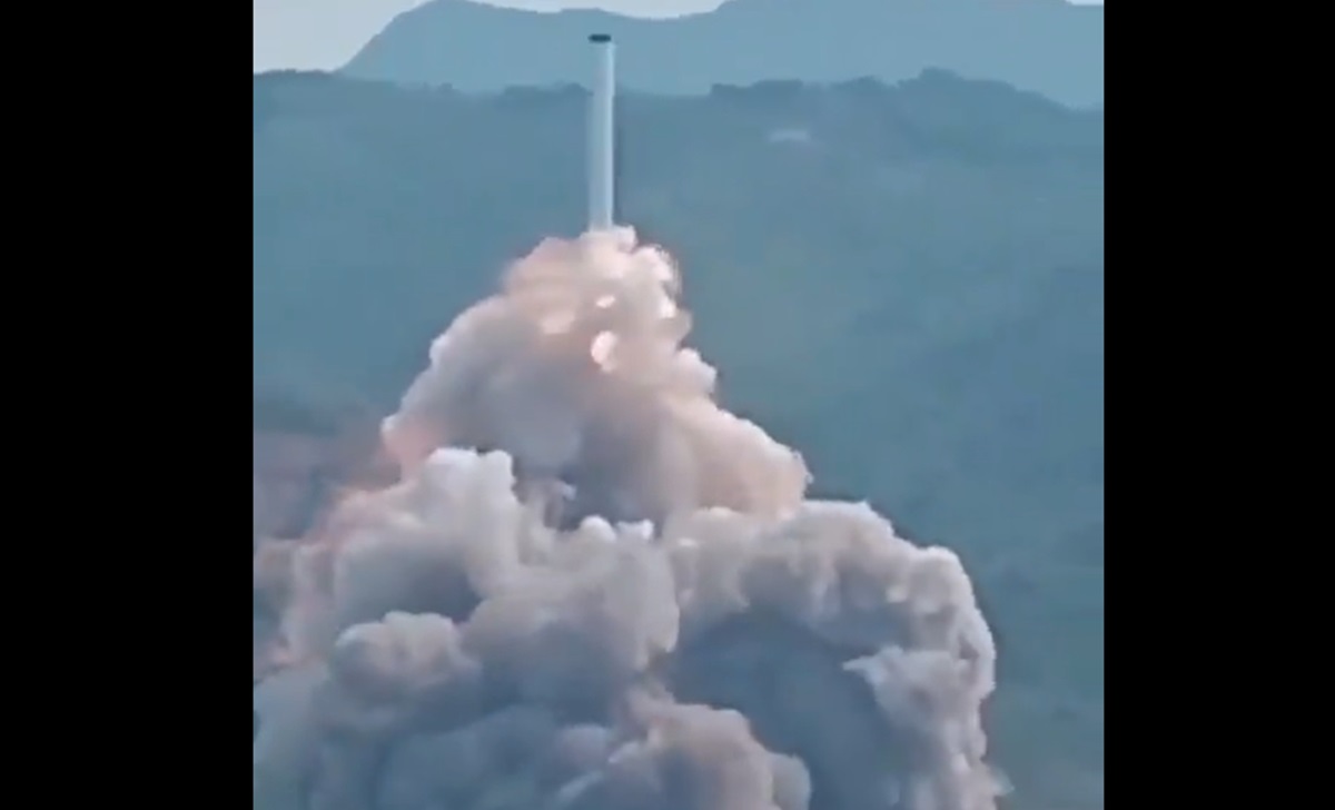 Sebuah roket Tiongkok, Tianlong-3, jatuh saat diluncurkan secara tidak sengaja selama uji coba di darat, Minggu.