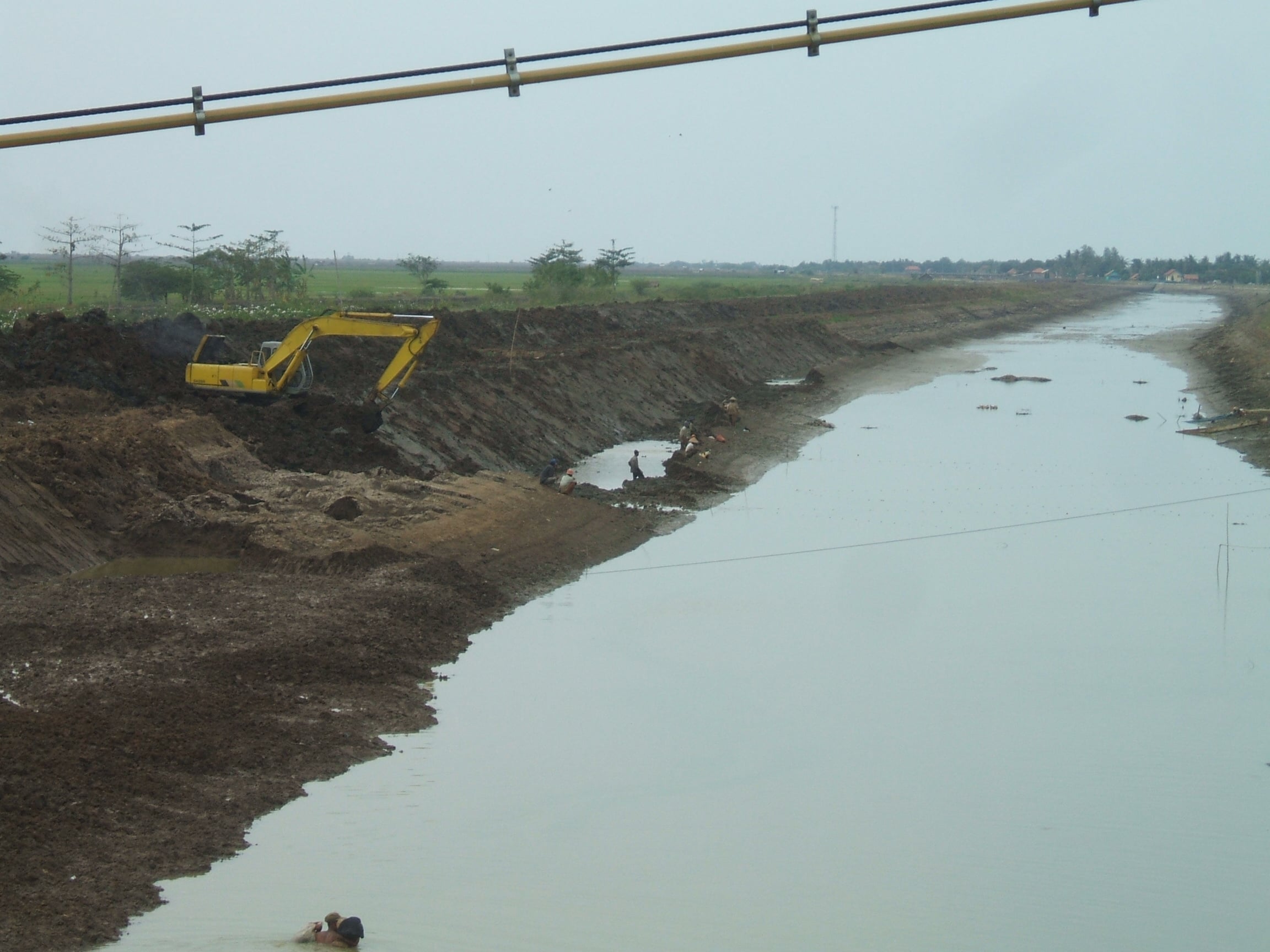 Sungai yang mengalir di Kabupaten Cirebon mulai surut di musim kemarau. 
