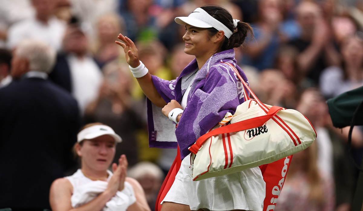 Petenis Inggris Emma Raducanu meninggalkan lapangan usai tersingkir di putaran keempat Wimbledon.
