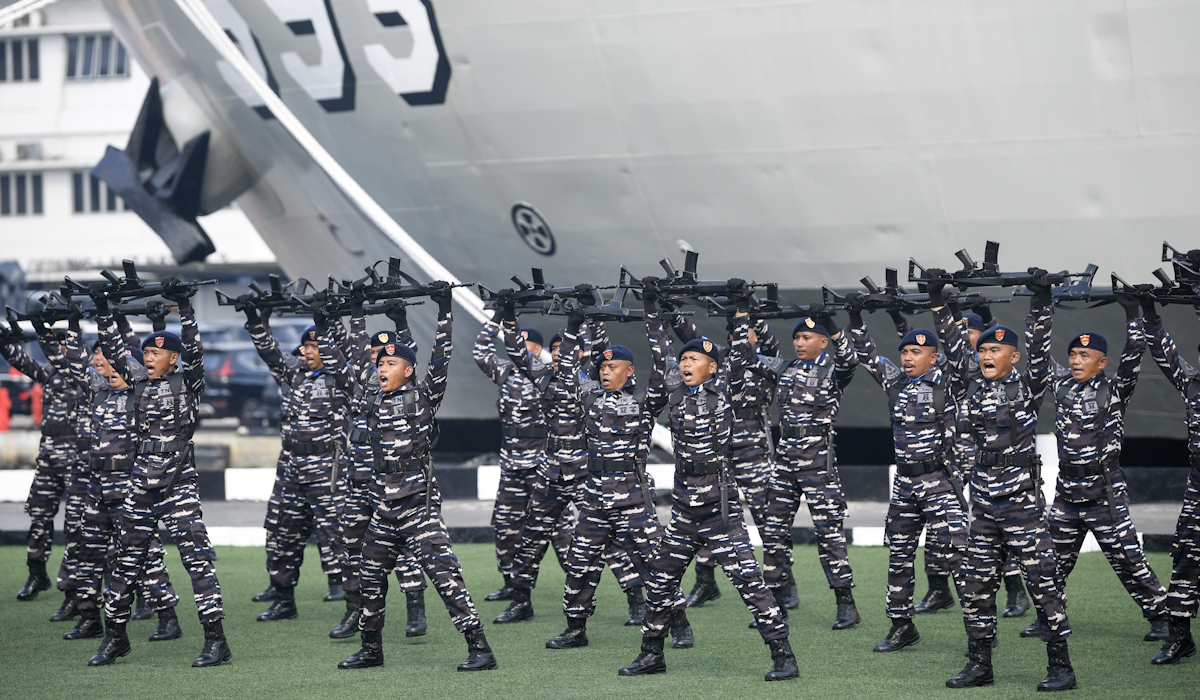 Prajurit TNI AL unjuk kebolehan kolone senapan usai Upacara peringatan HUT ke-63 Kolinlamil di Lapangan Moeljono Silam, Mako Kolinlamil