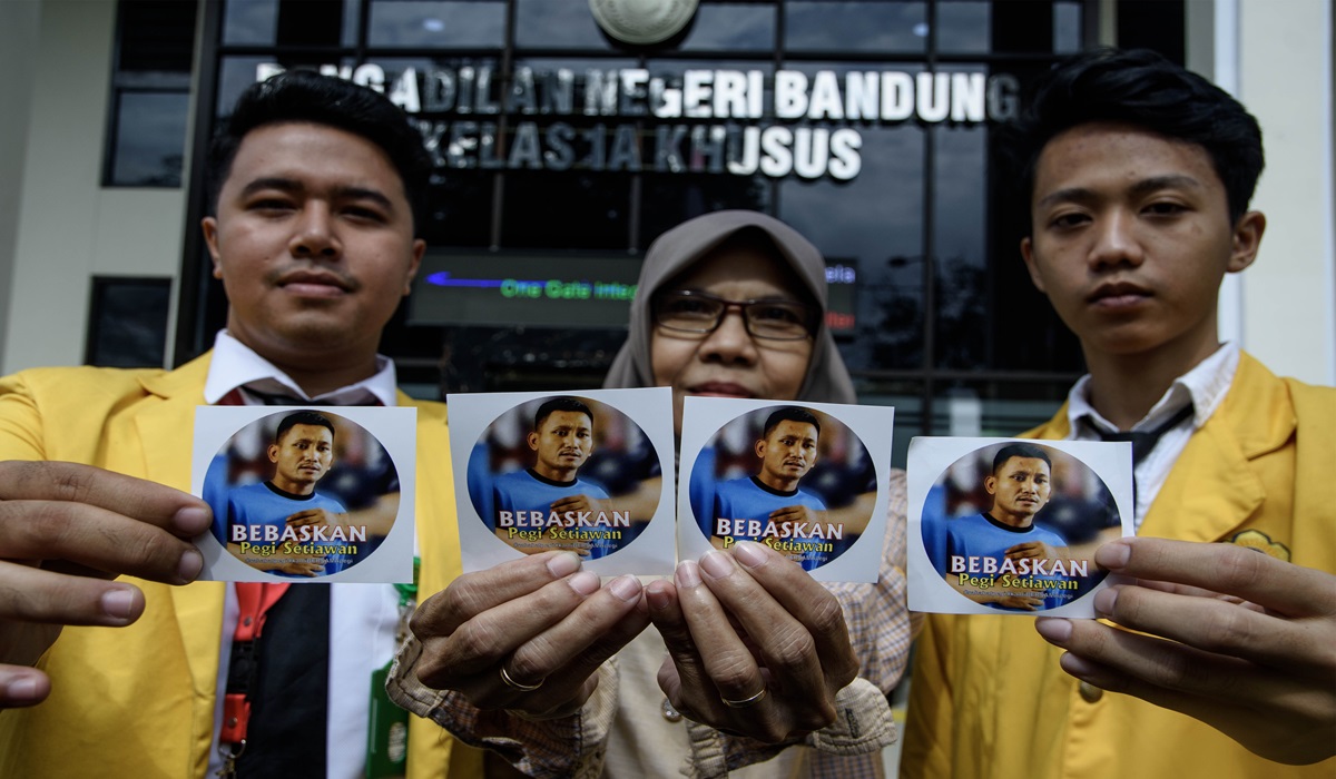 Ilustrasi--Pendukung menunjukkan stiker dukungan usai penundaan sidang perdana praperadilan Pegi Setiawan di Pengadilan Bandung, Jabar.