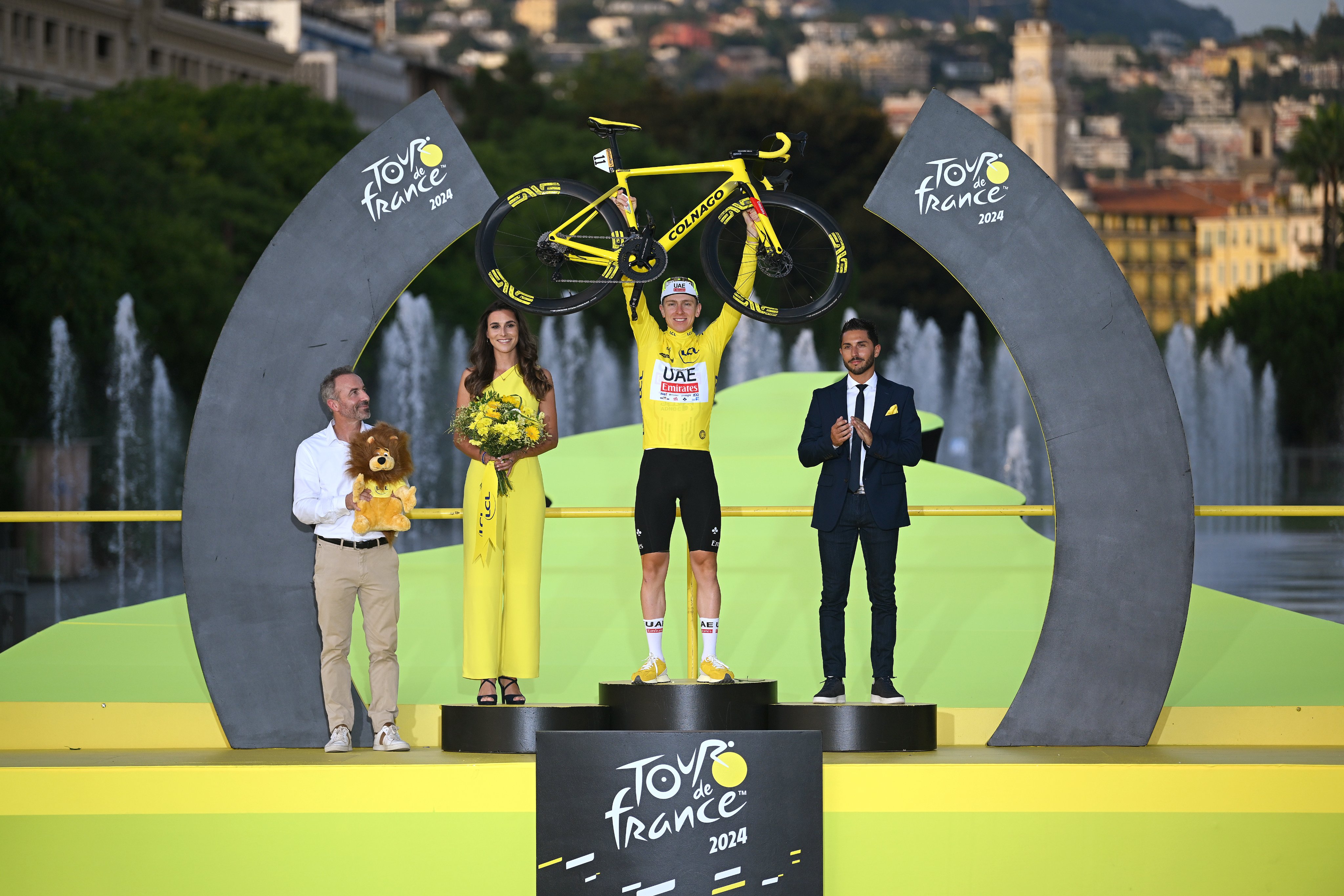 Tadec Pogacar Sempurnakan Gelar Juara Tour de France.