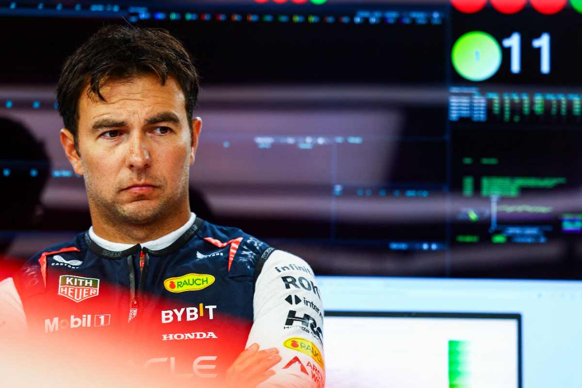 Sergio Perez dari Meksiko dan Oracle Red Bull Racing terlihat di garasi sebelum kualifikasi menjelang Grand Prix F1 Miami di Miami Internati