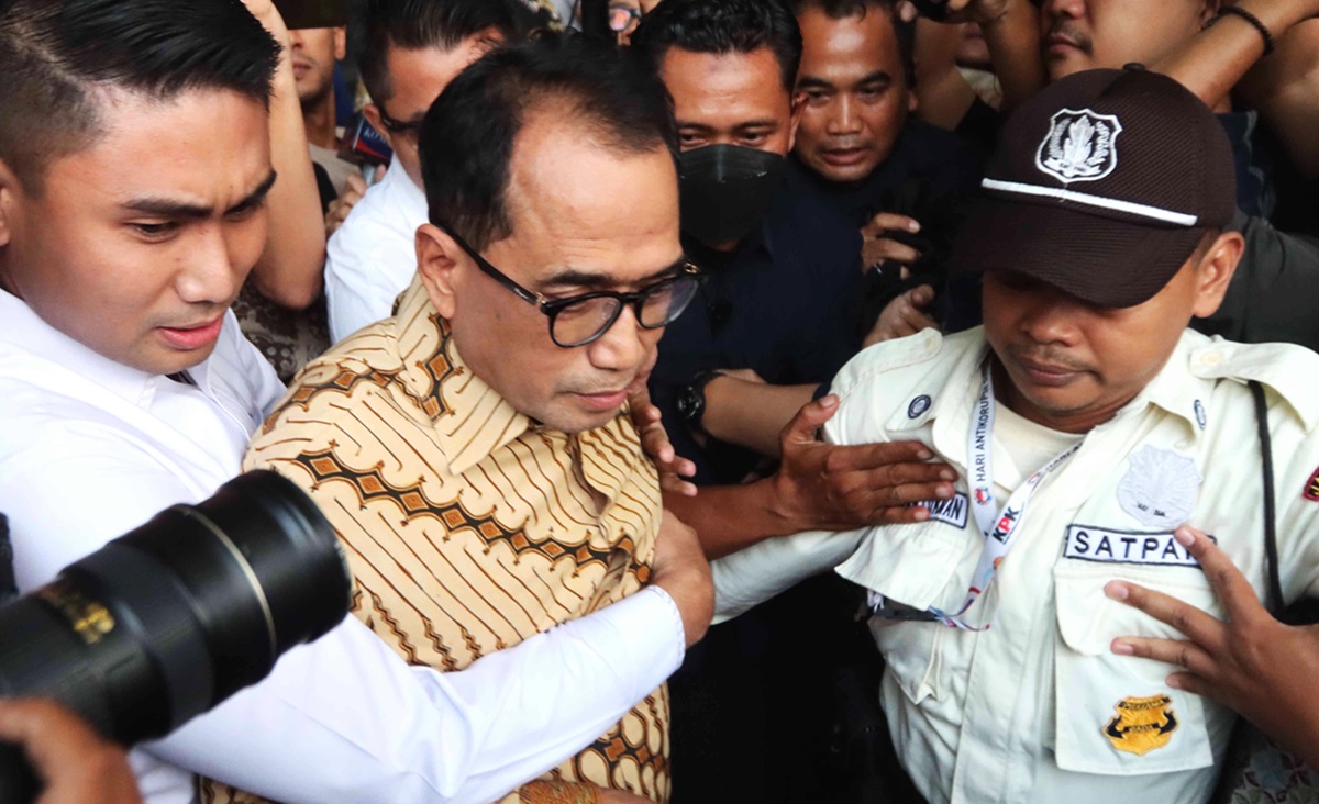 KPK mencurigai keterlibatan Menteri Perhubungan Budi Karya Sumadi dalam kasus suap terkait pengadaan dan pemeliharaan jalur kereta api. 