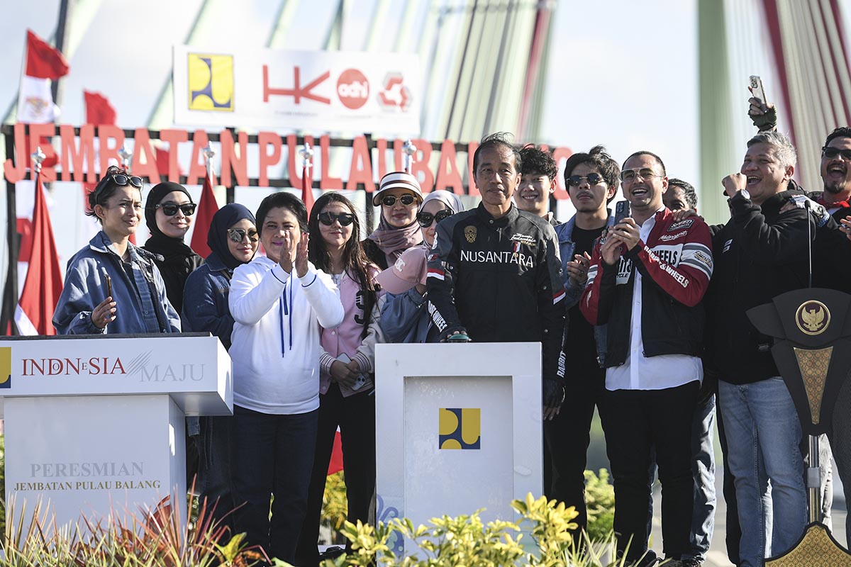Presiden Joko Widodo (tengah) meresmikan Jembatan Pulau Balang, Penajam Paser Utara, Kalimantan Timur, Minggu (28/7).