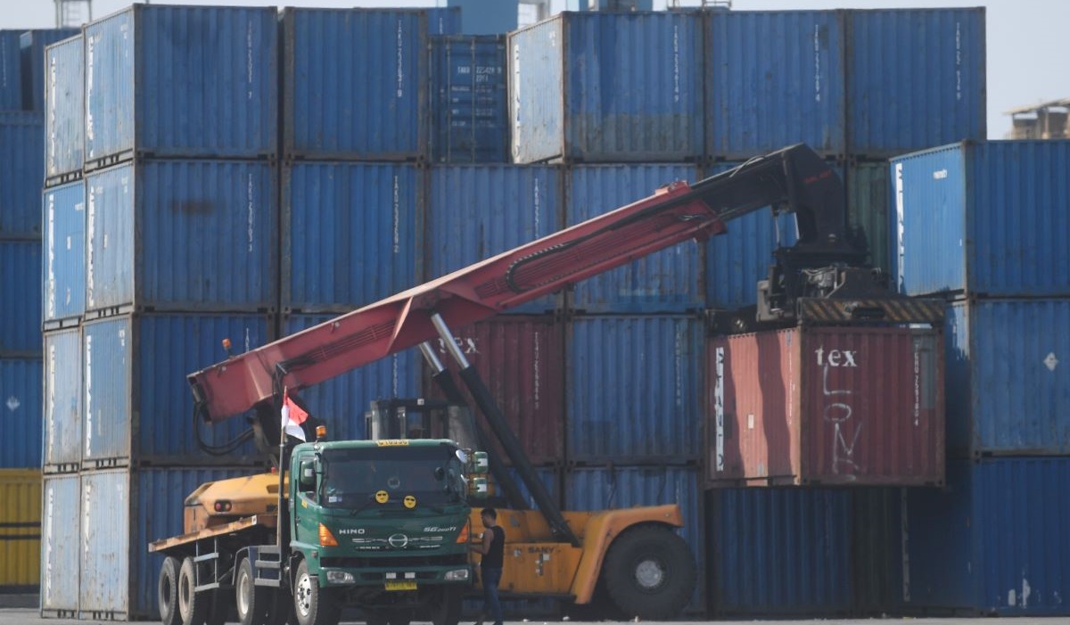 Suasana bongkar muat di Pelabuhan Tanjung Priok, Jakarta, Kamis (11/8/2022).