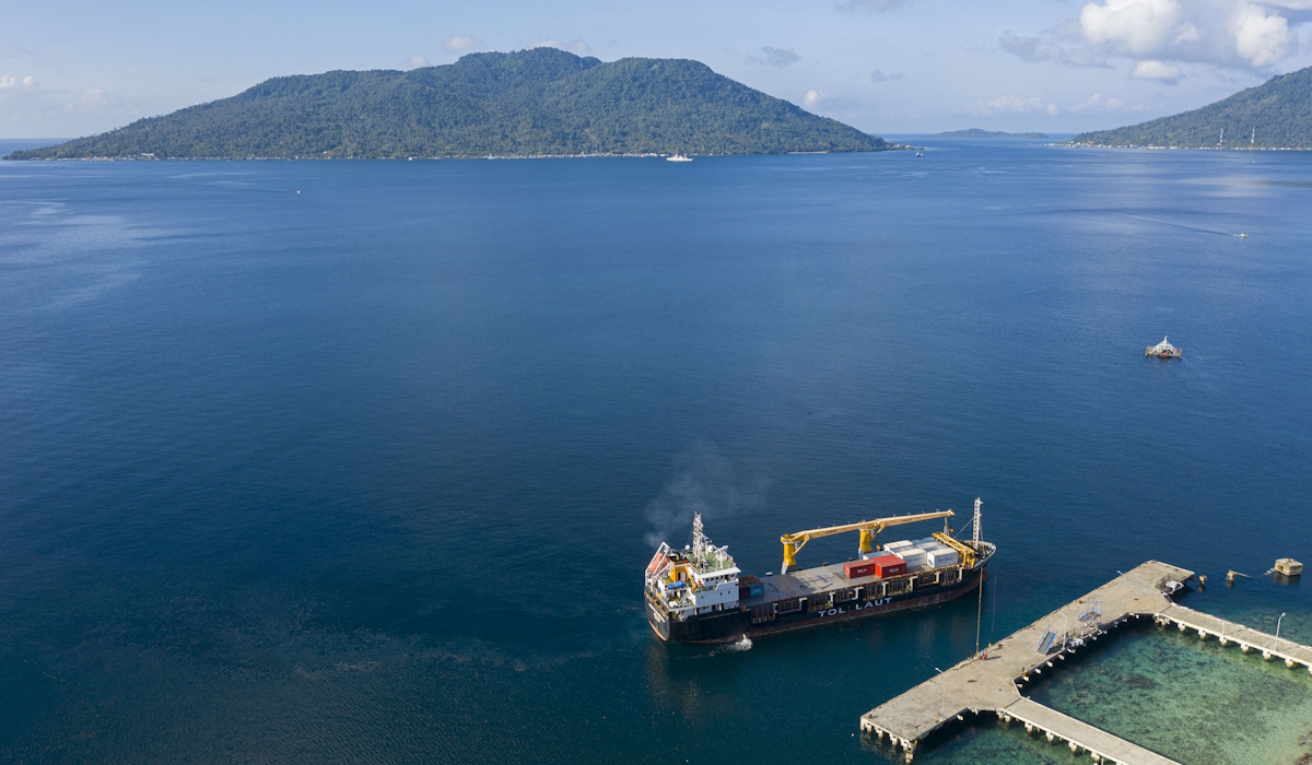 Ilustrasi kapal bersandar di Pelabuhan Pelni Selat Lampa, Pulau Bunguran, Kabupaten Natuna 